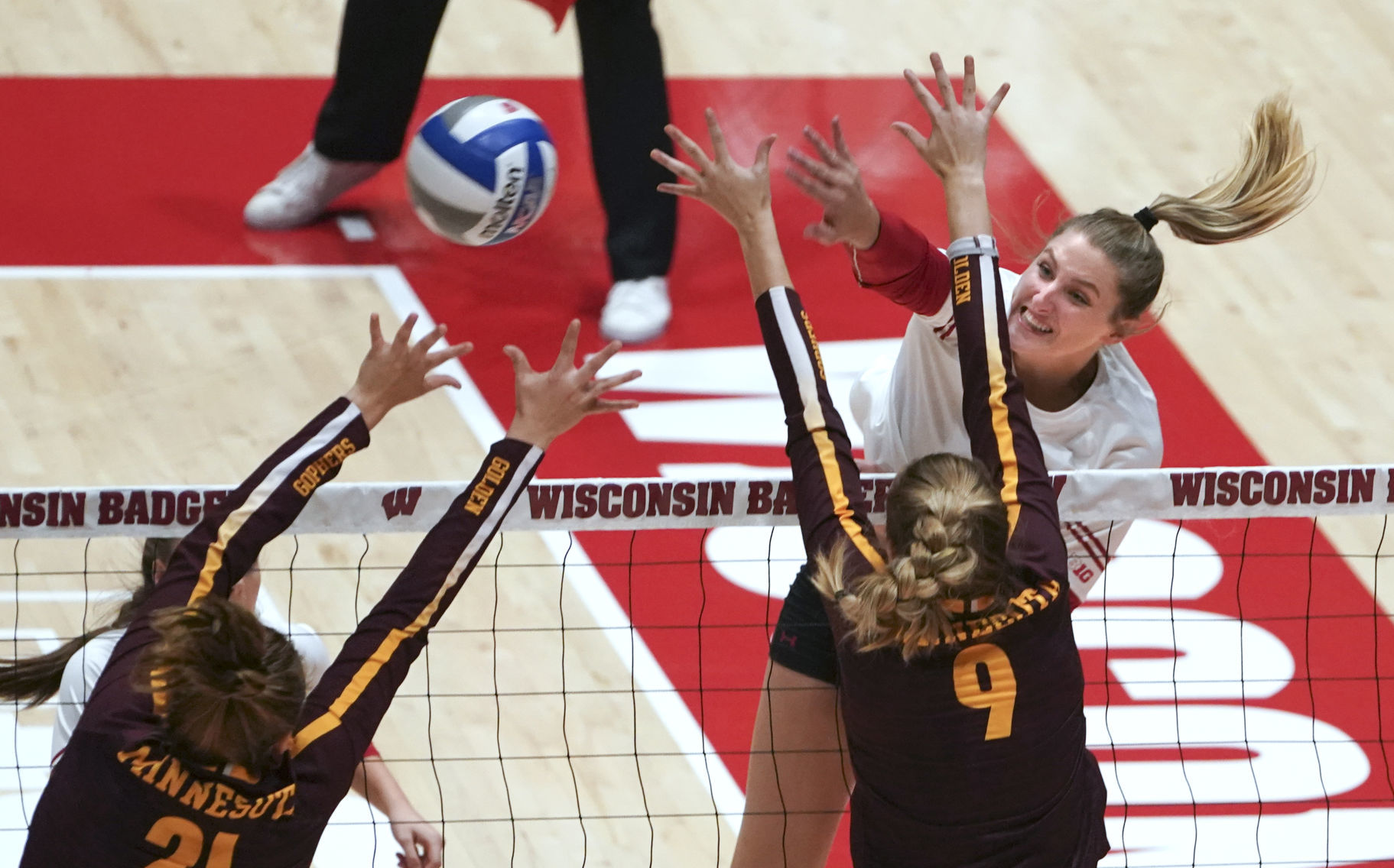 2019-10-13-UW vs MN Volleyball 09-10132019172809